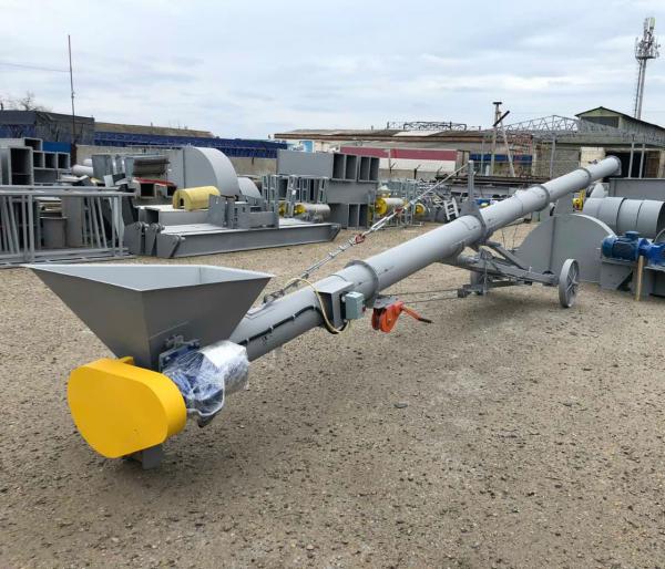 Винтовой конвейер для подачи сыпучих материалов в автотранспорт